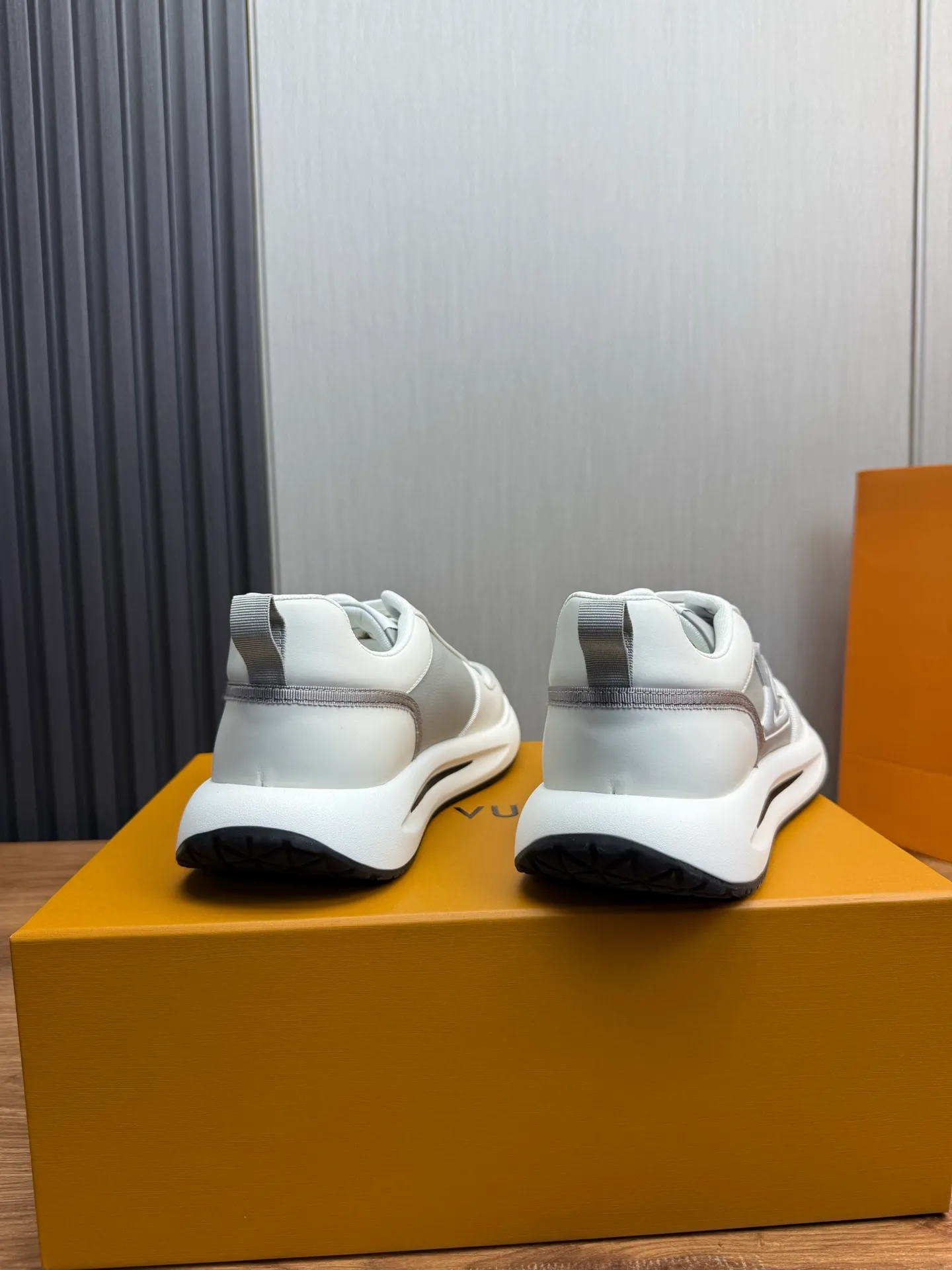 Men's shoes 💰820💰 Lv. Top purchasing agent 🇮🇹 Louis Vuitton, sports shoes counter synchronization, uppers imported from Italy, high-quality splicing and complex handicrafts, imported mesh pads are soft and comfortable, soles: original factory special soles, TPU exclusive movable molded soles super comfortable, original factory single goods, 🔍🔍high quality, you can enter and exit the counter at will, welcome to compare, code number 38-44 (Customized 38.45)